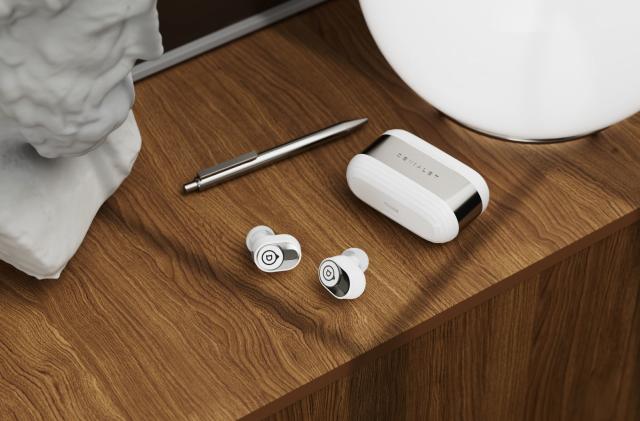 Image of the white version of Devialet's Gemini II true wireless earbuds.